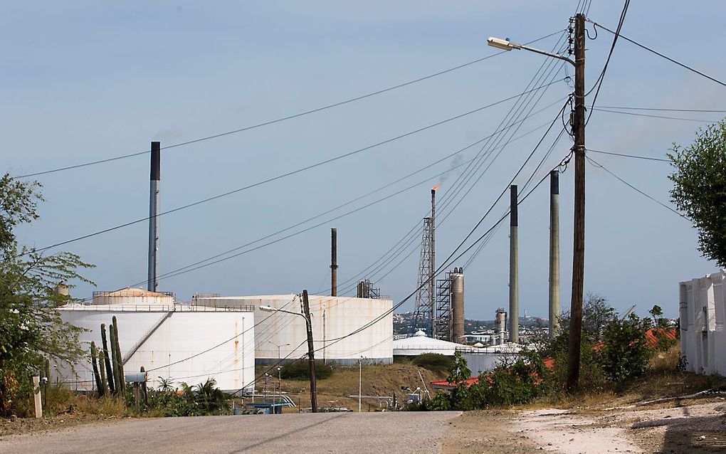 De olieraffinaderij van Isla naast woonwijken van Willemstad op Curacao. beeld ANP, Vincent Jannink