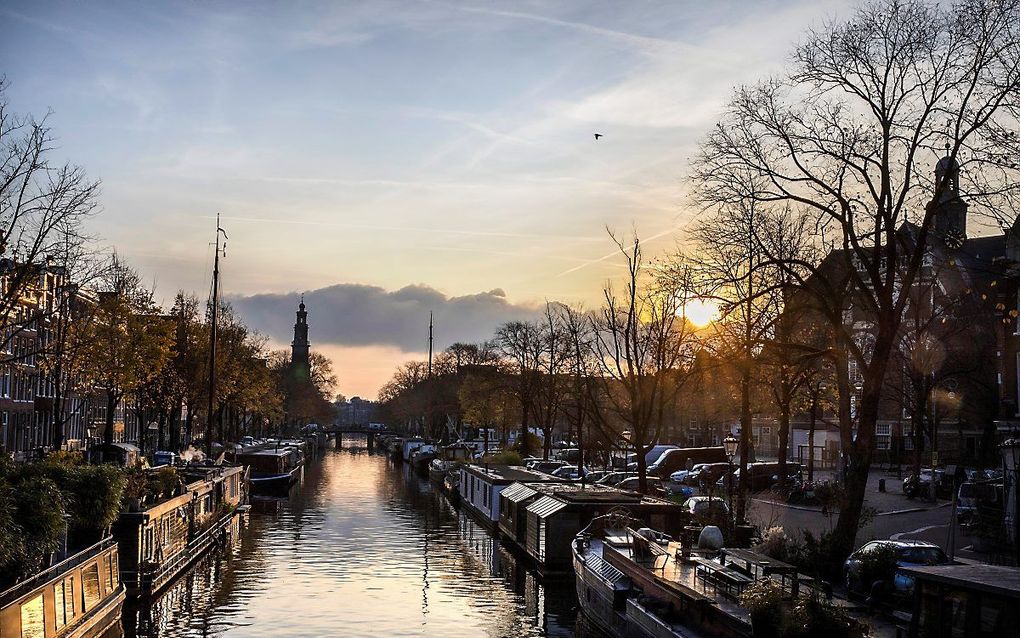 Prinsengracht met links aan het einde het silhouet van de Westerkerk en rechts vooraan de Noorderkerk. beeld RD, Henk Visscher