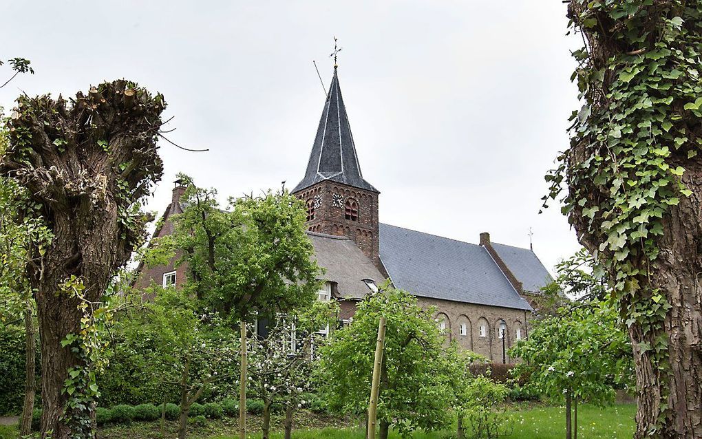 Verkeerswethouder Posthouwer van Zaltbommel neemt maatregelen om de verkeersveiligheid in de Molenstraat in Kerkwijk te verbeteren. beeld RD, Anton Dommerholt