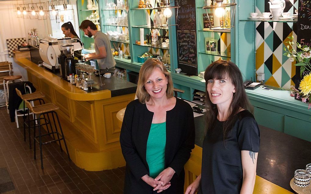 Margreet Groeneveld (l.) en Johanneke van Slooten van Cherut. beeld RD, Anton Dommerholt