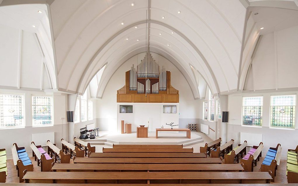 Interieur van de samenwerkingsgemeente van de christelijke gereformeerde kerk, de Nederlands gereformeerde kerk en de gereformeerde kerk vrijgemaakt in Lisse. beeld architectenbureau The way we build