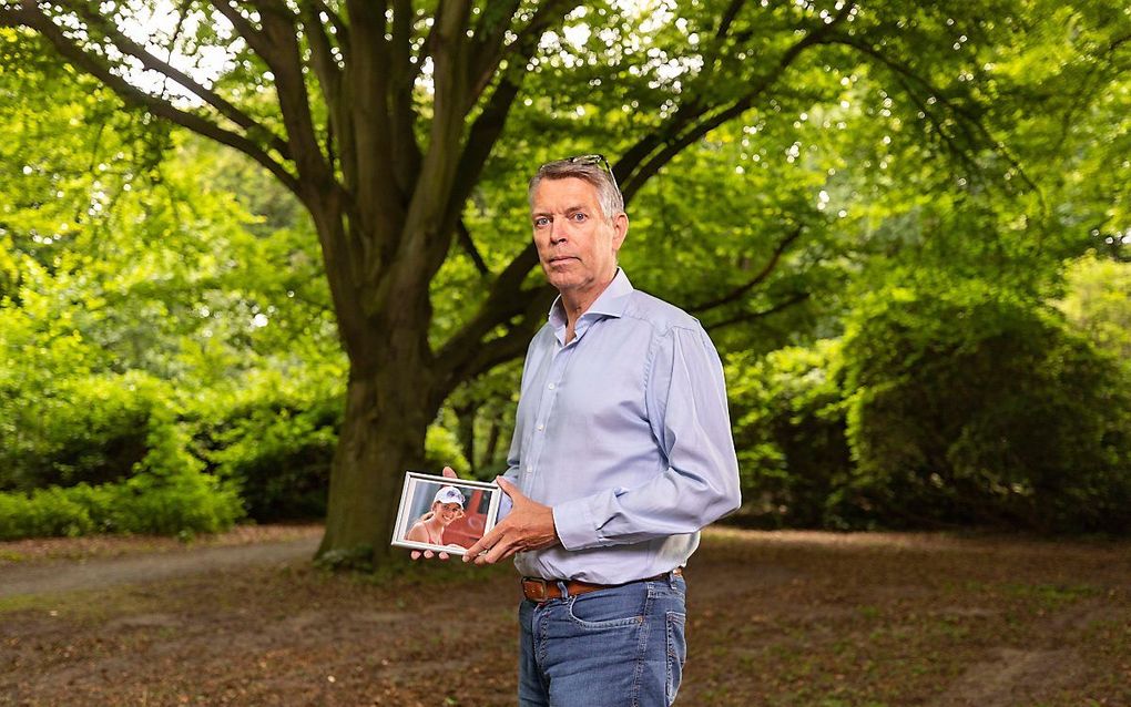 Vader Hans de Borst toont een foto van zijn dochter Elsemiek. Ze is een van de slachtoffers van de MH17-ramp, vijf jaar geleden.  beeld Roel Dijkstra