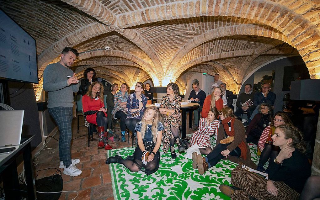 Docent Hermen Dekker geeft uitleg bij de workshop Jan Schoonhoven. beeld Roel Dijkstra