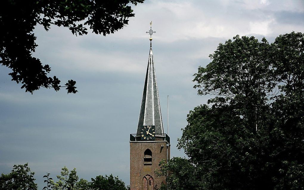 Woensdagmiddag werd kandidaat A. J. Speksnijder bevestigd als predikant van de hersteld hervormde gemeente van Maartensdijk. beeld RD, Sjaak Verboom