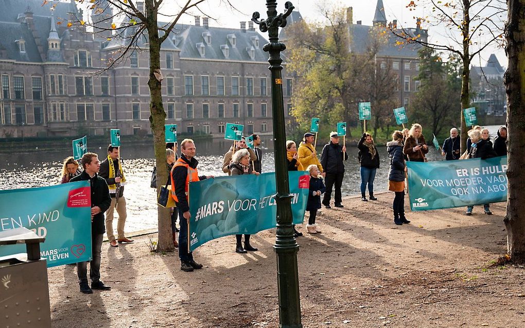 Janita Weststrate, deelnemer aan de Mars voor het Leven: „Net als toen we met duizenden op het Malieveld stonden, zagen we ook nu weer dat ineens de zon door de wolken brak. Dat laat zien dat God erbij is en dat het goed is wat Hij doet.” beeld Cees van d