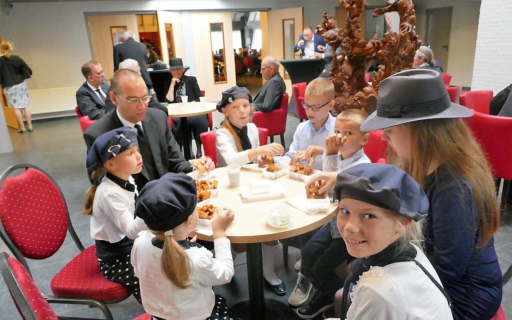 Onder de 950 bezoekers van de Mbuma-zendingsdag in Urk waren heel wat kinderen. beeld RD