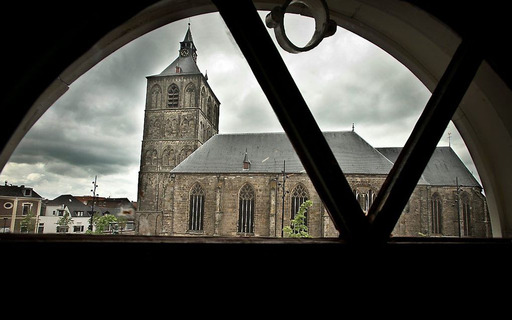 Cijfers over kerkverlating in Rome hebben ook boodschap voor reformatorische kring. Foto: de Sint-Plechelmusbasiliek in Oldenzaal. beeld RD, Henk Visscher