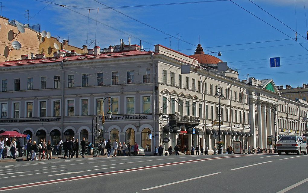 Het imposante gebouw van de Nederlandse kerk aan de Nevski Prospekt in Sint-Petersburg. De kerk bevindt zich op de eerste verdieping. beeld Wikimedia