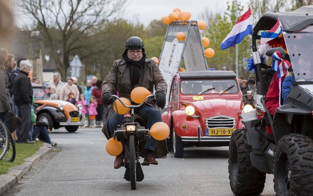 De allegorische optocht op Koningsdag in Voorthuizen. Negen bestuursleden en vijftien commissieleden zijn het hele jaar bezig met 27 april. beeld André Dorst