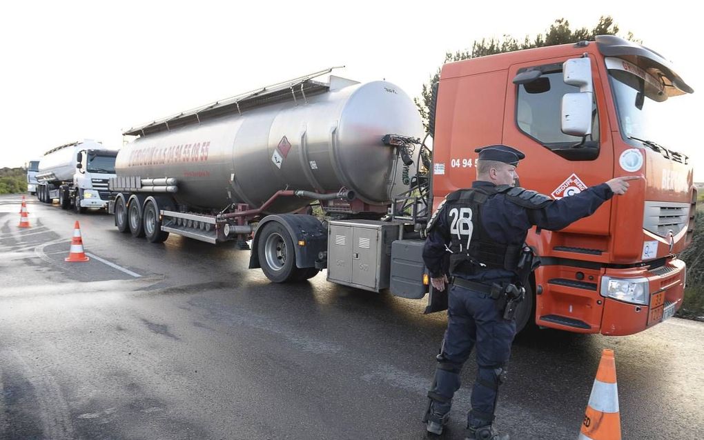 FOS-SUR-MER. De Franse politie heeft afgelopen nacht de blokkades van diverse brandstofdepots doorbroken. Foto: vanmorgen konden tankwagens weer terecht bij een depot in het Zuid-Franse Fos-sur-Mer. beeld AFP, Boris Horvat