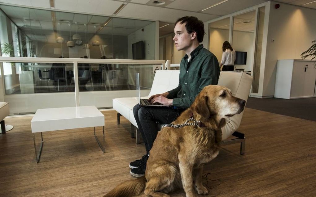 Studeren met een handicap vraagt om aanpassingen, weet Lucas de Jong (22). Zijn blindengeleidenhond Okie helpt hem de weg te vinden naar zijn stageplek bij Expertisecentrum handicap + studie. Foto Marie-Therese Kierkels/Beeld Werkt