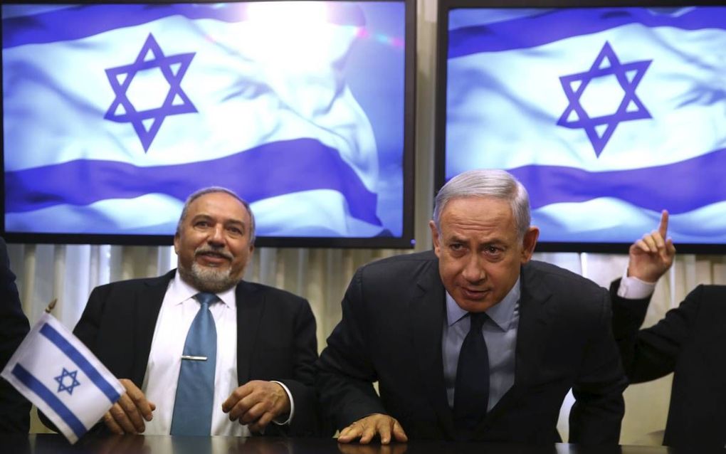 JERUZALEM. Met het binnenhalen van de partij van Avigdor Lieberman (l) smeedde de Israëlische premier Netanyahu (r) de meest rechtse coaltie in de geschiedenis van de Joodse staat. beeld AFP, Menachem Kahana