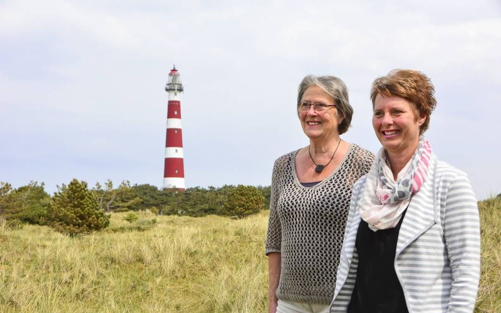 Janke de Boer-Nagtegaal en haar dochter Gretha de Boer bezoeken meerdere avonden per week bijeenkomsten van diverse verenigingen. beeld Jacqueline Visser