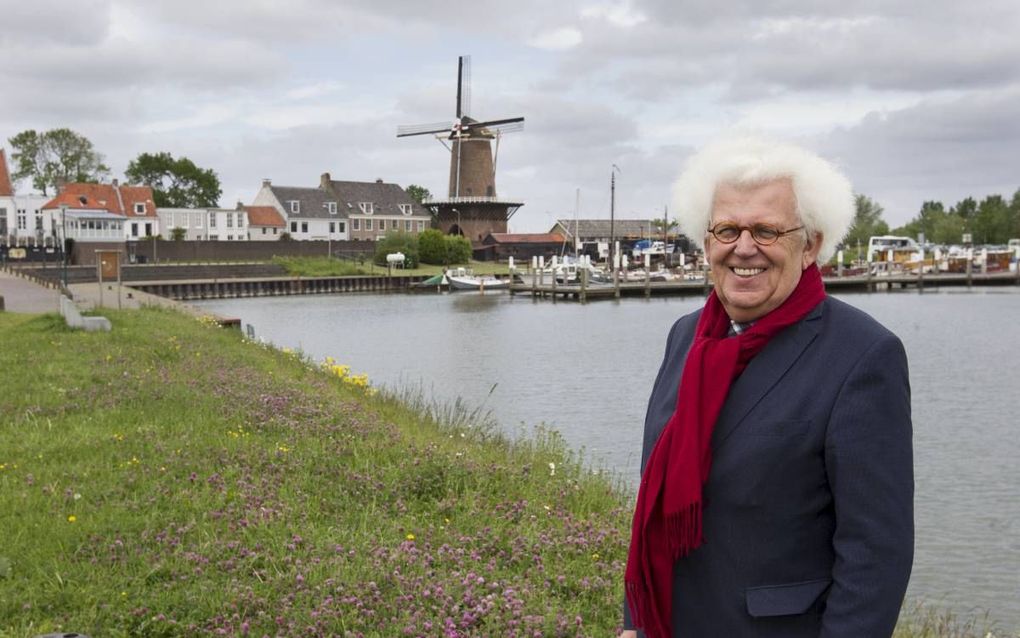 Ds. P. L. de Jong, met op de achtergrond Wijk bij Duurstede: „Hier is Bonifatius 1300 jaar geleden aan land gekomen.” Beeld RD, Anton Dommerholt