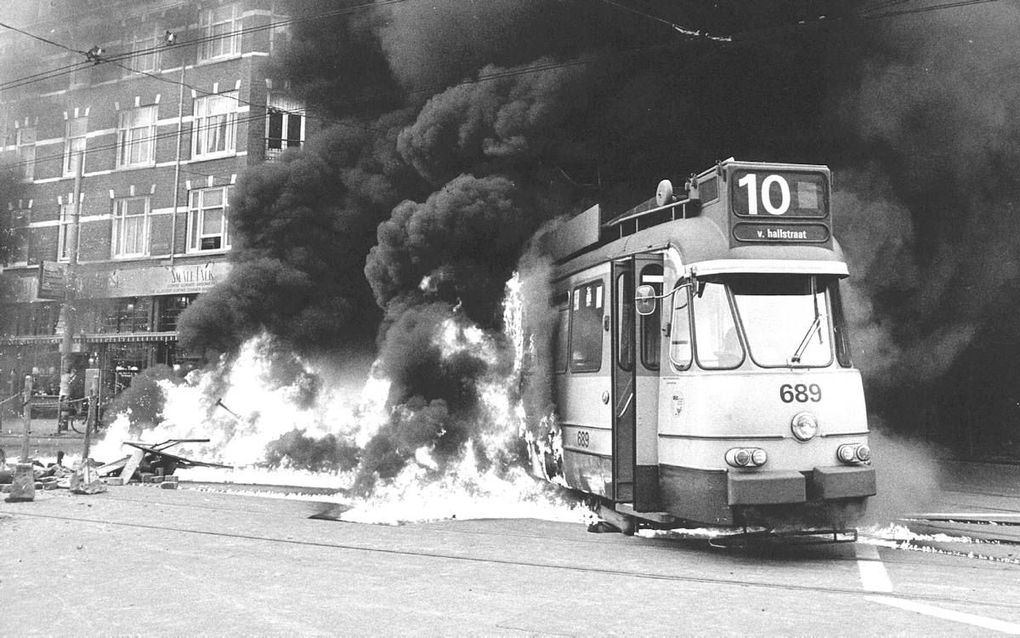 „We baadden in zoveel veiligheid  dat we alles konden maken, in een vrijwel oneindige ruimte. Democratie was niet spectaculair, en wij wilden spektakel.” Rob van Essen was in 1982 getuige van de krakersrellen in Amsterdam. Daarbij ging een tram in vlammen