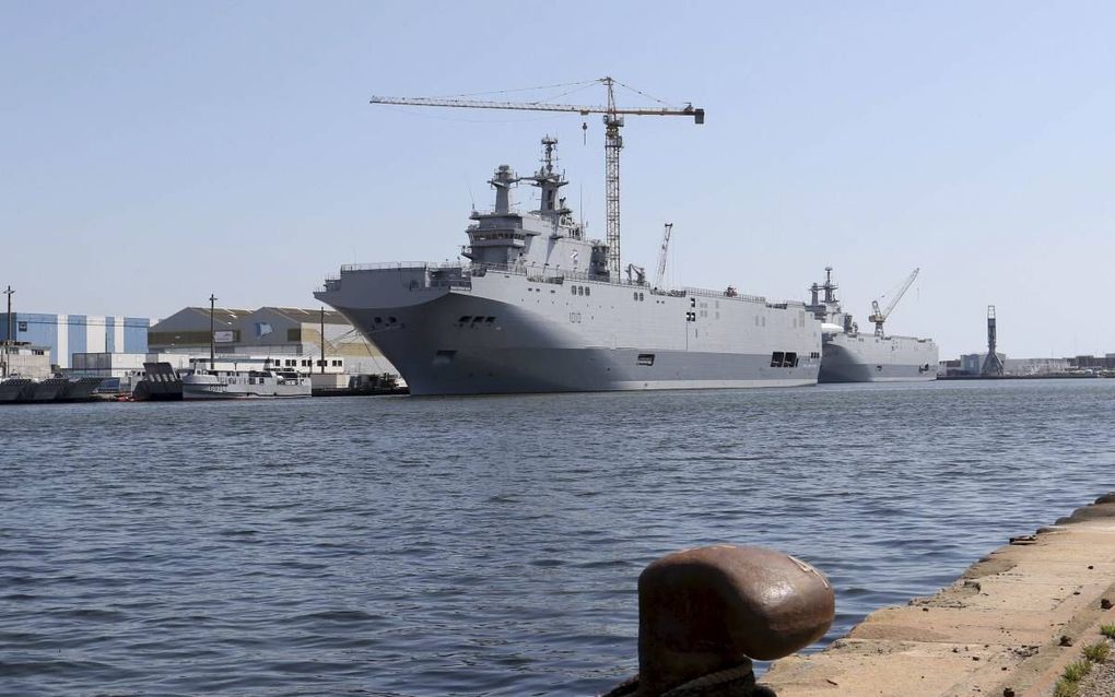 SAINT NAZAIRE. In de haven van de West-Franse stad Saint Nazaire wordt gebouwd aan twee marineschepen voor Egypte. Aanvankelijk waren de schepen voor Rusland bedoeld. beeld EPA, Eddy Lemaistre