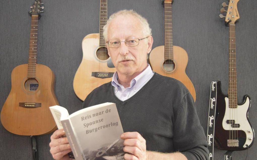 HOOGEVEEN. De opa van Cor Faber belandde in 1937 in een Spaanse gevangenis om het schip waarop hij voer wapens voor opstandelingen vervoerde. Na het lezen van het dagboek van zijn opa schreef Faber een boek over diens belevenissen.  beeld Peter Nefkens