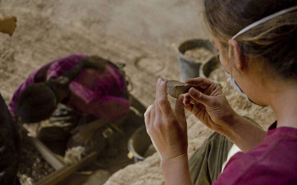 QUMRAM. In de Grot van de Doodshoofden in de Judese woestijn bij de Dode Zee zoeken archeologen naar schatten die tot nu toe aan de aandacht van erfgoeddieven zijn ontsnapt. De grotten liggen op grote hoogte. De route ernaartoe is zwaar.   beeld Guy Fitou