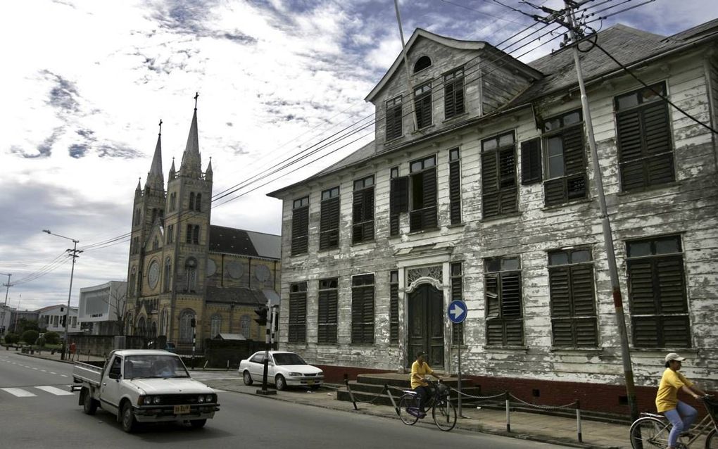 PARAMARIBO. De Henck Arronstraat in Paramaribo met links de houten Sint Petrus en Pauluskathedraal.  beeld ANP, Olaf Kraak