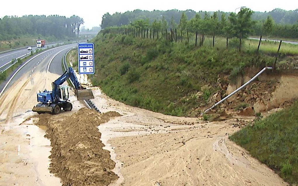 VENLO. De A74 vanuit Duitsland is bij Venlo dicht. Door de overvloedige regen van de afgelopen dagen is een talud weggespoeld en zijn modder, stenen en zand op de weg terechtgekomen. beeld ANP, Track 88