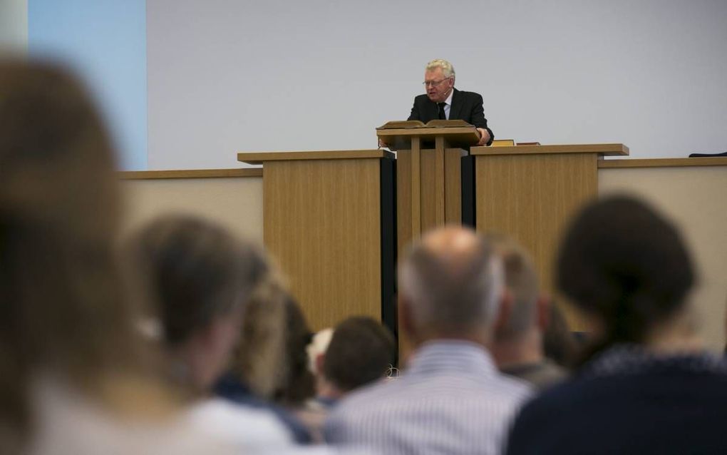 Ds. J. J. van Eckeveld bij de CGO-thema-avond over de toe-eigening des heils. beeld Martin Droog