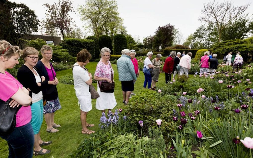 Leden van De Schakel tijdens het jaarlijkse uitje in mei. De dagtocht voerde onder meer naar een Engelse tuin in Bant in de Noordoostpolder. beeld Dick Vos