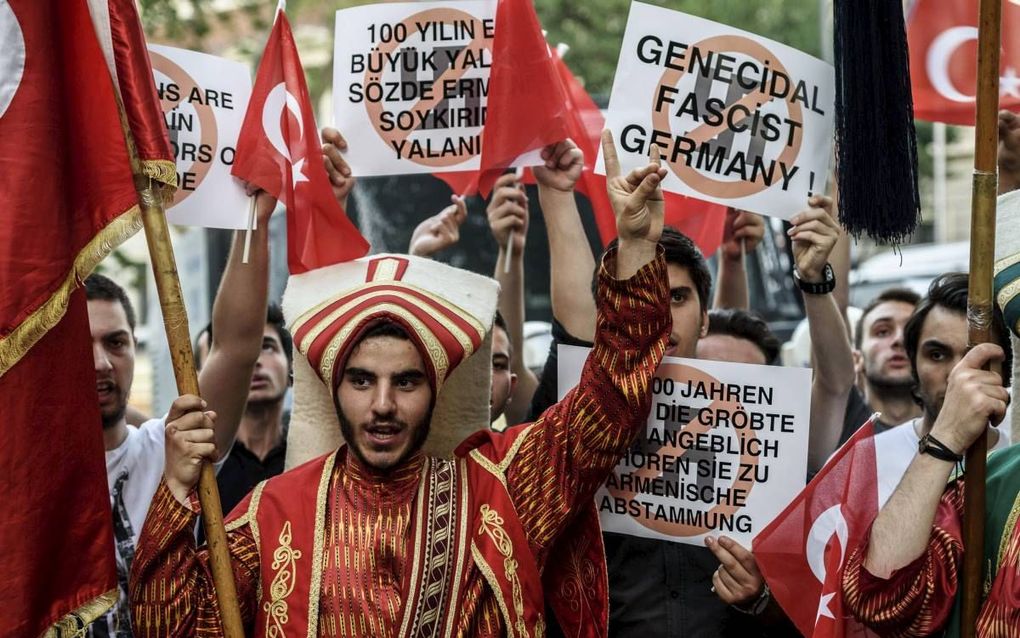 ISTANBUL. Betogers, uitgedost in Ottomaanse kledij, protesteerden gisteren bij het Duitse consulaat in Istanbul tegen de Duitse erkenning van de Armeense genocide. beeld AFP, Ozan Kose