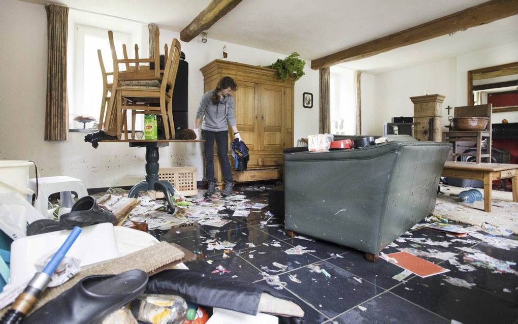 ROERMOND. Een bewoner van Roermond neemt de schade in haar woning op nadat de vloer de afgelopen dagen blank heeft gestaan.  beeld ANP, Piroschka van de Wouw