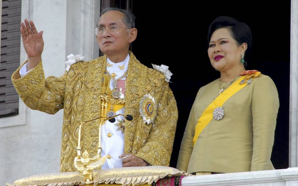 Koning Bhumibol en koningin Sirikit bij het 60-jarig jubileum van de vorst in 2006. beeld ANP