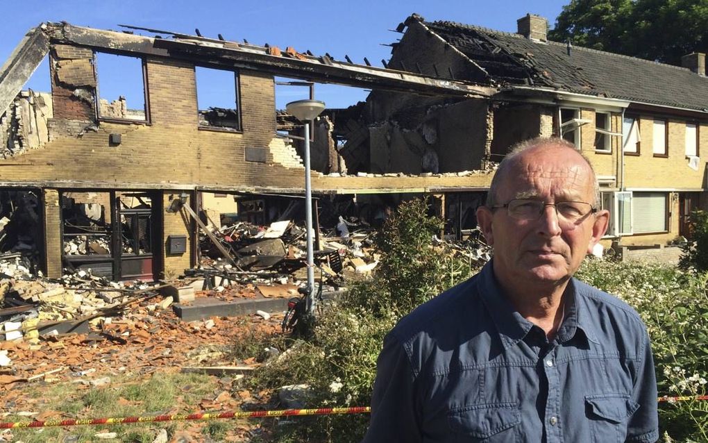 URK. De woning van Piet en Willie Tol in Urk veranderde door de gasexplosies vrijdag in een ruïne. „Het is een groot wonder dat er geen dodelijke slachtoffers zijn. God heeft ons behoed en bewaard.” beeld RD