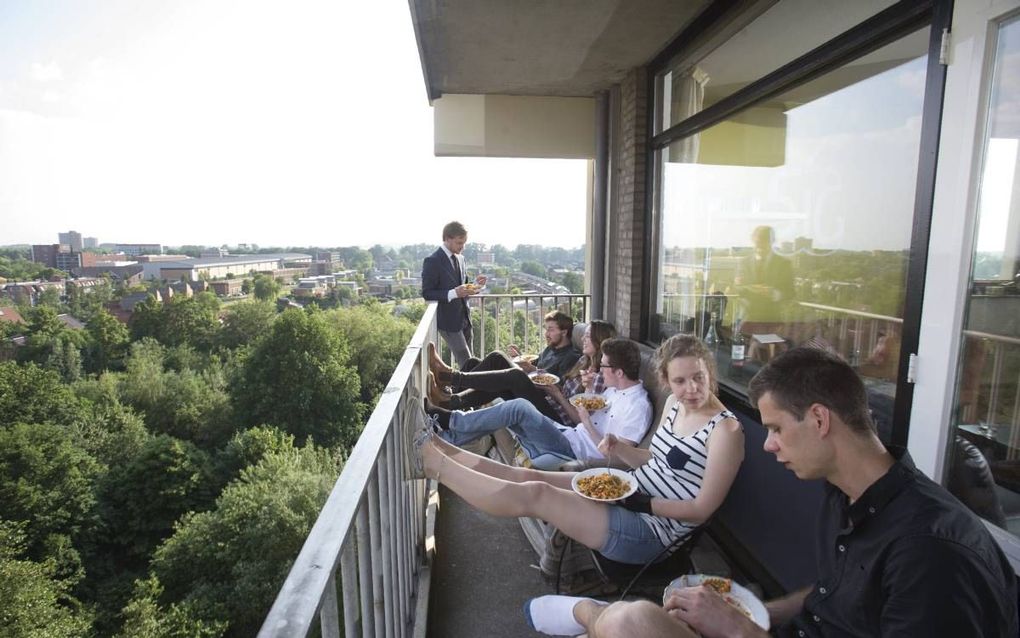 Leden van de studentenvereniging CSFR in Wageningen eten samen, op het balkon achthoog in een torenflat, voordat ze zich verdiepen in de vraag: Wat is waarheid? Foto Herman Stöver