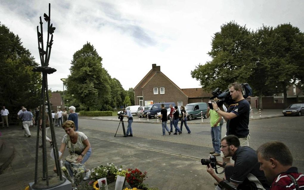 De moeder van Nicky Verstappen legt in 2004 bloemen bij het monument in het Limburgse Heibloem tijdens een herdenking  van de moord op haar  11-jarige zoontje Nicky in 1998. beeld ANP, David van Dam