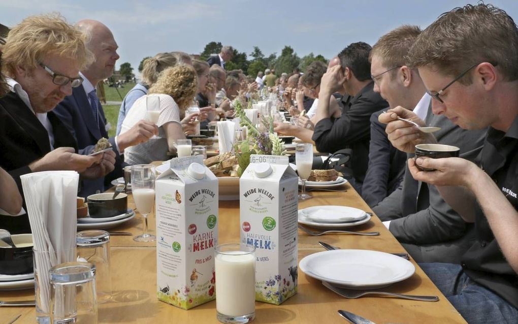 Betrokken tijdens de lancering van de weidevogelmelk. beeld Simon Bleeker