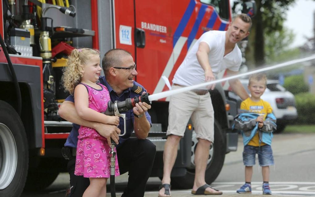 NIJKERKERVEEN. Ruim 200 leerlingen van de Johannes Calvijn-school en Van Rootselaarschool in Nijkerkerveen gingen vandaag de straat op om mee te doen met de Straatspeeldag. Ze mochten zelf de brandweerspuit hanteren en sirenes van de brandweer- en politie