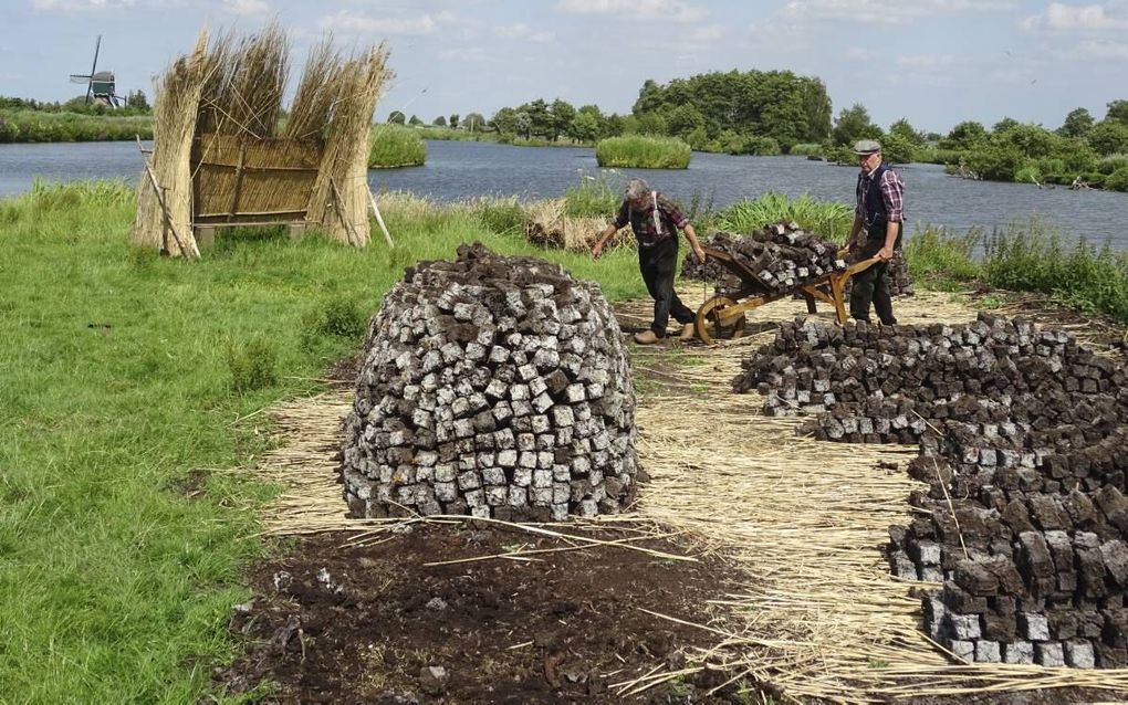 Gedroogde turf wordt opgeslagen in een turfsteupel. Piet van ’t Hoog, Kees Verkaik en Pim Steenbergen stelden een documentaire samen over turf maken in Reeuwijk. Het vervaardigingsproces duurt ongeveer een half jaar. beeld Freek Mayenburg