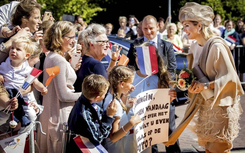 Koningin Máxima bezocht donderdagmorgen Urk. Ze gaf het startsein voor de Burendag. Die is op 24 september. beeld ANP, Koen van Weel