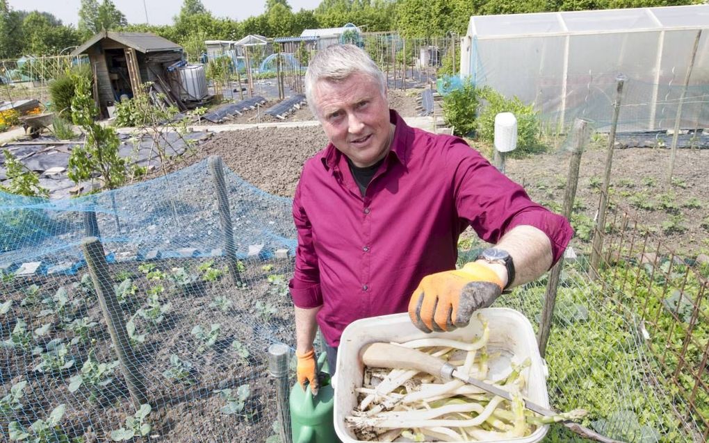 Karel de Vries met verse asperges uit eigen tuin. beeld RD, Anton Dommerholt