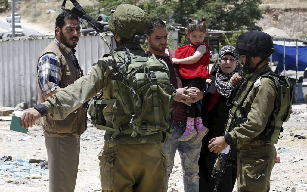 YATTA. Israëlische soldaten doorzoeken het dorp van de daders van de aanslag in Tel Aviv.  beeld EPA