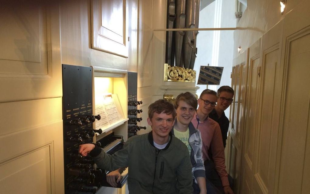 Vier deelnemers aan de voorronde van het Ambitus Orgelconcours bij de speeltafel van het Naberorgel in de Amersfoortse St.-Joriskerk, waar de wedstrijd afgelopen zaterdag plaatshad. V.l.n.r. Martien de Vos, Leendert Verduijn, Leendert van Tuijl en Niels d