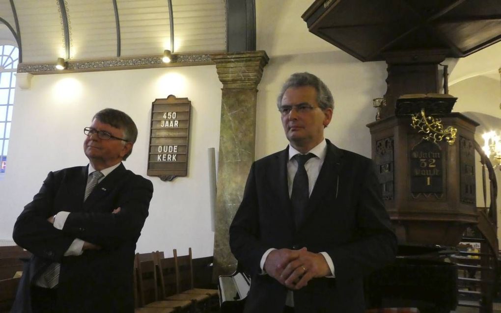 VEENENDAAL. De Veenendalers dr. R. Bisschop en prof. dr. J. Hoek spraken zaterdagavond tijdens de jubileumviering van de Oude Kerk.  beeld RD