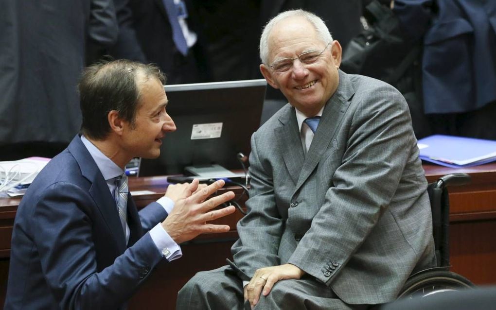 De Nederlandse staatssecretaris Wiebes van Financiën heeft op de Ecofin van 25 mei een onderonsje met de Duitse minister Schäuble van Financiën. beeld EPA, Olivier Hoslet