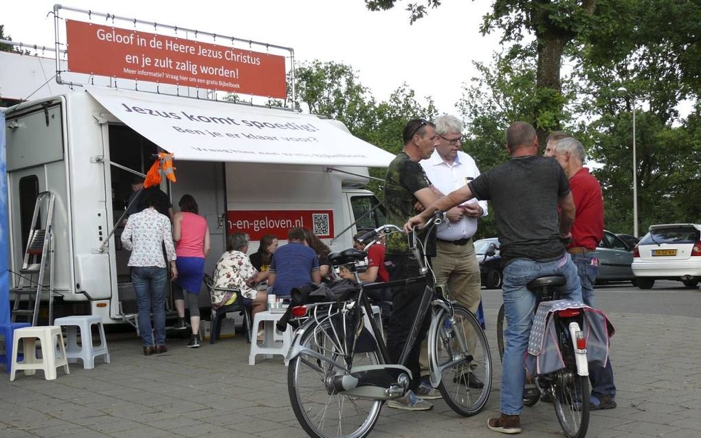 RIJSSEN. Leden van de Stichting Sjofar gingen zaterdag in gesprek met bezoekers van het hardrockfestival Elsrock in Rijssen.  beeld RD