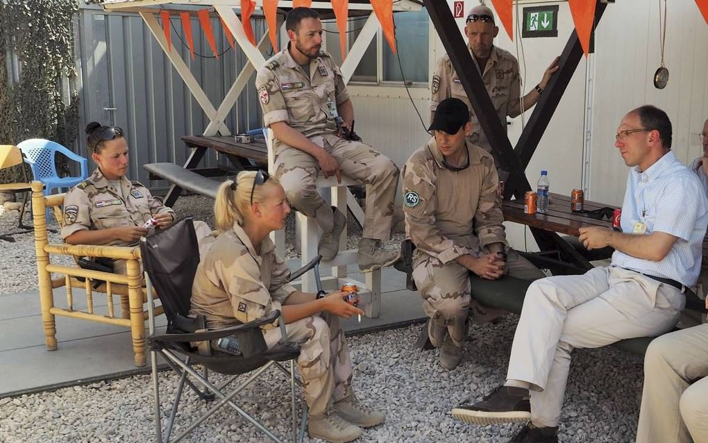 MAZAR-E- SHARIF. Militairen van de missie Resolute Support op Camp Marmal in Mazar-e-Sharif, Noord-Afghanistan, in gesprek met dr. Theo Pleizier van de Protestantse Theologische Universiteit (PThU). De PThU start samen met de Protestantse Geestelijke Verz