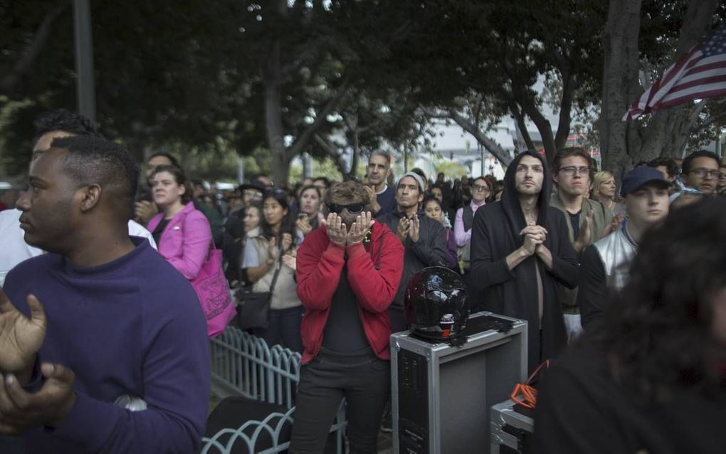 „We hoeven het niet eens te zijn over de betekenis van huwelijk en seksualiteit om elkaar lief te hebben en de moorddadige zonde van terrorisme te zien.” Foto: nachtwake in Californië naar aanleiding van de schietpartij in Orlando. beeld AFP, David McNew