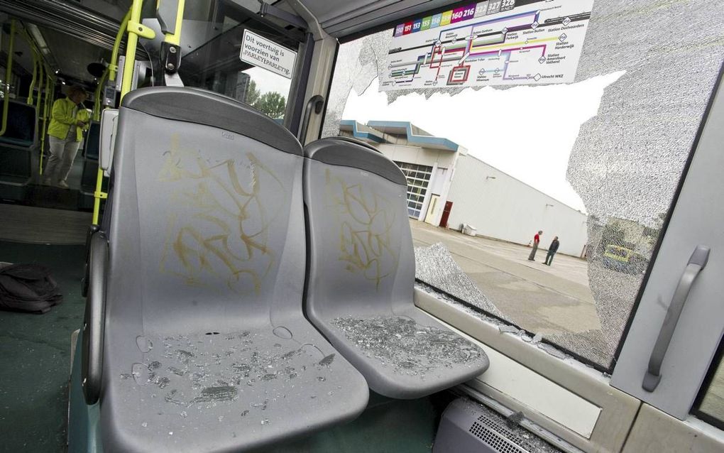 In Almere bekogelden jongeren afgelopen tijd bussen met stenen. Vanavond debatteert de raad over de onrust.  beeld ANP, Evert Elzinga