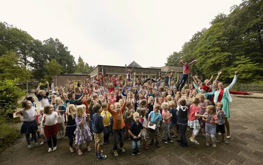 AMERSFOORT. Blijdschap vrijdag op de Johannes Calvijnschool in Amersfoort. De school, die 120 leerlingen telt, mag blijven bestaan, omdat staatssecretaris Dekker (Onderwijs) een omstreden wetsvoorstel heeft aangepast. beeld Jaco Klamer