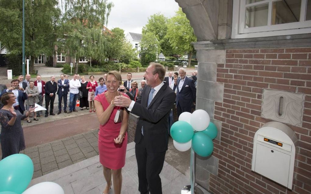 Kees en Marlies van der Staaij verrichten de opening van het NPV-bureau in Veenendaal na een renovatie. beeld Herman Stöver