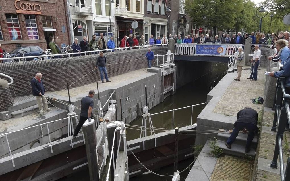 Het Gouds Sluiswachtersgilde opent een keer per maand voor publiek de kruisende deuren van de Donkere Sluis in Gouda. beeld Gouds Sluiswachtersgilde