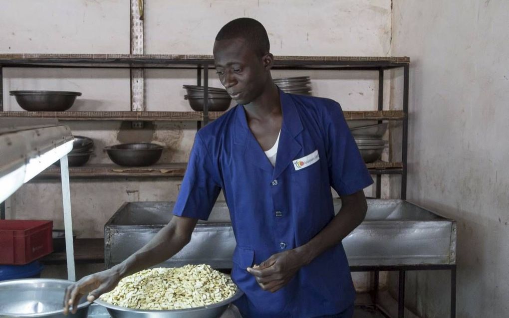 Nébié Abdufatao is aan het werk in de cashewnotenfabriek Anatrans in Burkina Faso. Zijn leven kreeg een positieve wending dankzij financiële adoptie via Woord en Daad. beeld Siebold Freeke