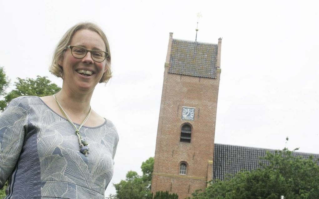 Agmar van Rijn van de Stichting Oude Groninger Kerken bij de historische dorpskerk in Garnwerd. ”Betrek kinderen bij de toekomst van oude, leegstaande kerken." beeld Harry Kannegieter